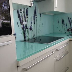 Küchenarbeitsplatte aus Glas und Küchenrückwand aus Glas mit Motiv