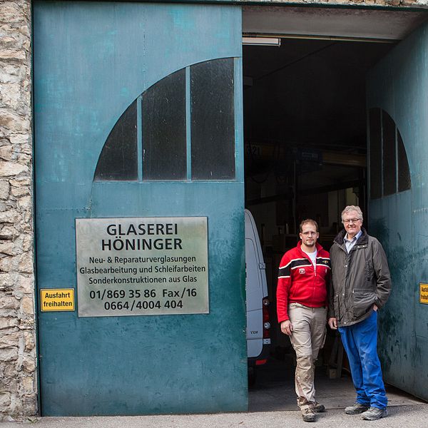 Johannes Höninger mit Vater vor Werkstatt